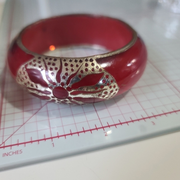Vintage Chunky Red Bangle with metal detail. 60s or 70s - Picture 2 of 5